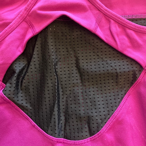 NWOT Lululemon Fuchsia Tank Top with Built-In Bra & Mesh Back Panel - Size 6 - Picture 4 of 7